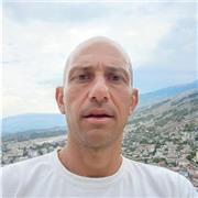 Formazione umanistica, impartisce lezioni di storia ad allievi delle medie e superiori